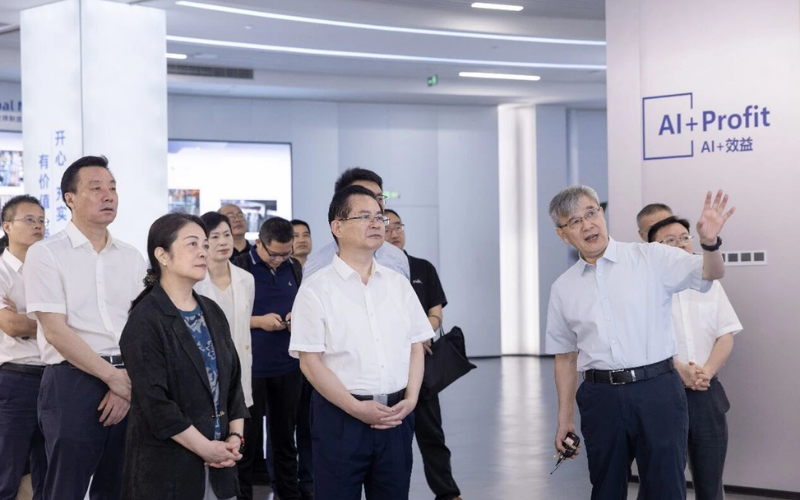 全国政协常委、民革中央副主席刘家强带队调研J9国际集团，共探人为智能与工业深度融合蹊径